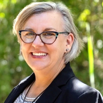 Headshot of Lisa Elfring